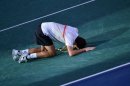 El tenista polaco Jerzy Janowicz celebra su victoria sobre el francés Gilles Simon, este sábad en el torneo París-Bercy