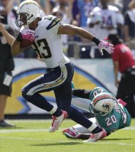 El wide receiver de los Chargers de San Diego Vincent Jackson, izquierda, supera al safety de los Dolphins de Miami Reshad Jones para anotar, el domingo 2 de octubre de 2011, en San Diego. (Foto AP/Gregory Bull)