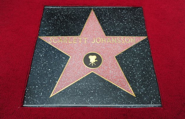 سكارليت جوهانسن تُكرم في "ممشى المشاهير" في هوليوود 143681523-10-jpg_072435