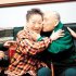 　▲90歲邵書賢阿公（右）和80歲邵陳恆香阿嬤（中）結婚62年，鏡頭前大方展恩愛。（葉德正攝）