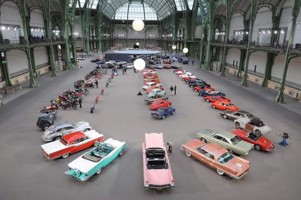 مجموعة من السيارات القديمة خلال معرض خاص بها في باريس هذا الأسبوع
