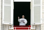 Pope leads Catholics in first worldwide 'Holy Hour' 2013-06-02T153935Z_1_CBRE95117I600_RTROPTP_2_POPE