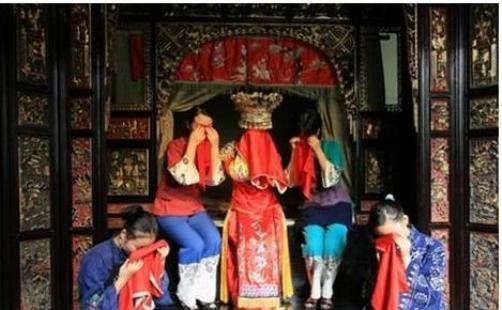 Bài ca khóc cưới Người dân Tujia (Trung Quốc) có phong tục khóc trong ngày cưới. Một tháng trước khi lễ cưới diễn ra, cô dâu sẽ phải khóc trong một tiếng đồng hồ.. Mười ngày sau, cô dâu không phải kh