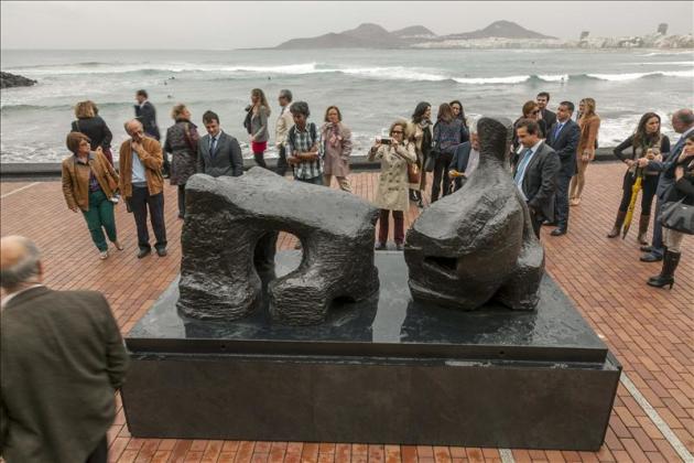 Varias personas contemplan una de las obras que forma parte de la exposición de las esculturas del artistas inglés Henry Moore que La Caixa y la Fundación Henry Moore inauguraron hoy en el paseo de la
