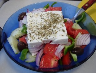 السلطة على الطريقة اليونانية Greek-Salad-jpg_135125