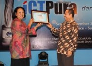Direktur Keuangan Telkomsel, Tri Wahyusari menerima USO Award