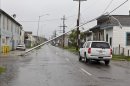 Detalle de un poste de luz caído sobre las líneas telefónicas en una calle en Nueva Orleans, Luisiana (EEUU), durante el paso de "Isaac". EFEEscombros de una casa desplomada por los fuentes vientos del huracán Isaac en la calle South Alexander de Nueva Orleáns, Luisiana, EE.UU. EFE