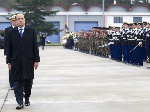 Evènement incroyable lors de la visite du président Hollande au 12ème Cuirassiers (base d'Olivet) 2013-01-09T180035Z_947194929_PM1E9191GID01_RTRMADP_3_FRANCE