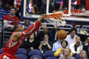 Dwight Howard (12), de los Rockets de Houston, clava el balón en la segunda mitad del partido de NBA frente a los Wizards de Washington, el sábado 11 de enero de 2014, en Washington. Los Rockets ganaron 114-107. (Foto AP/Alex Brandon)