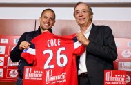 Lille, le 31 août 2011. Le milieu de terrain international anglais Joe Cole vient de signer pour une saison au Lille OSC (LOSC), prêté par le club de Liverpool. Il portera le numéro 26.Ici en compagnie du président Michel Seydoux