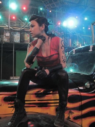 陳妍希在電影《城市遊戲》裡化身性感火辣的極限運動高手。（圖／大國豐臣）