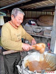 斗六咬狗社區理事長黃政吉遵循古法，燒了十一小時的龍眼木蒸煮甜粿（台灣傳統年糕），熟練的技術，讓年紀較輕的社區媽媽佩服不已。