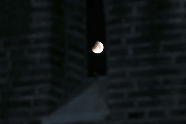 Raccolta foto dell'eclissi di Luna del 15 Giugno 2011  2011-06-16T015415Z-492822915-GM1E76G0ROD01-RTRMADP-3-KOREA_073952