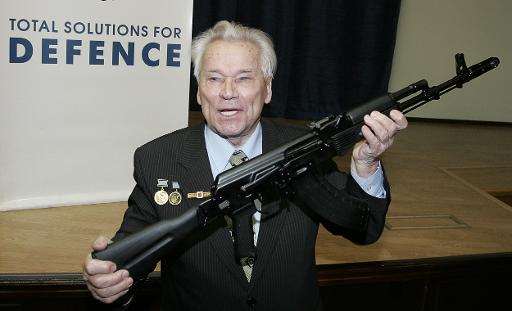 ميخائيل كلاشينكوف يحمل بندقية اي كاي 103 عام 2006