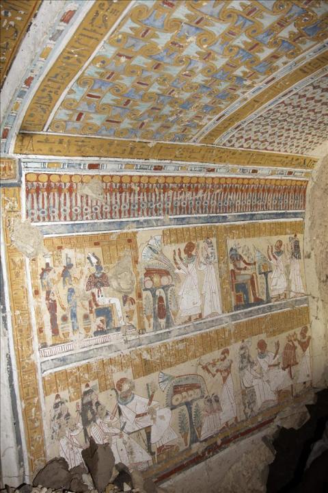 Imagen facilitada por el Ministerio de Antigüedades de Egipto de la tumba de un jefe de la fábrica y el almacén de cerveza, dedicados a la diosa Mut, en la época ramésida, (siglos XIII a XI a.C.), des