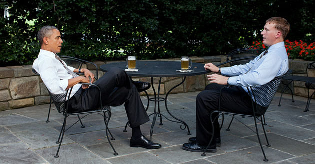 Obama and Medal of Honor recipient enjoy a draft of White House Honey Ale