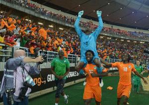 Ivory Coast's forward Wilfried Bony carries goalkeeper&nbsp;&hellip;