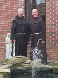 Foto del 2003 cedida por la St. Bonaventure University de Adrian, izq., y Julian Riester, gemelos y hermanos en una orden franciscana.