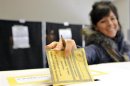 Una donna vota per il Senato a Piacenza
