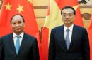 Chinese Premier Li Keqiang and Vietnamese Prime Minister Nguyen Xuan Phuc attend a signing ceremony at the Great Hall of the People in Beijing