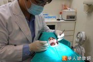 林致平牙醫師提醒，民眾應定期接受牙科檢查，以免延誤就醫造成一口爛牙，最後必須花大錢做全口重建。（攝影／駱慧雯）