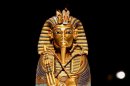 Imagen del sarcófago del faraón Tutankamón, una pieza en oro macizo de más de 100 kilos de peso, que contenía la momia del llamado "rey niño" y que se puede ver en el Museo de Antigüedades de Egipto, en El Cairo. EFE/Andy RainVista de la máscara de oro de Tutankamón expuesta en el Museo Egipcio en El Cairo y que se ha convertido en el elemento más característico del tesoro hallado por Howard Carter en 1922 en la tumba del faraón, en el Valle de los Reyes, en Luxor (antigua Tebas). EFE/Khaled ElFiqiSarcófago del faraón Tutankamon en el interior de su tumba, en el Valle de los Reyes, descubierto en noviembre de 1922 por el arqueólogo británico Howard Carter. EFE/yv