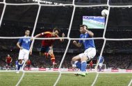 Spain's David Silva scores a goal  during the Euro 2012 soccer championship final  between Spain and Italy in Kiev, Ukraine, Sunday, July 1, 2012. (AP Photo/Jon Super)
