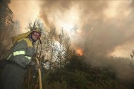 Un brigadista participa en las labores de extinción de un incendio forestal en el municipio pontevedrés de Pazos de Borbén. EFE/Archivo