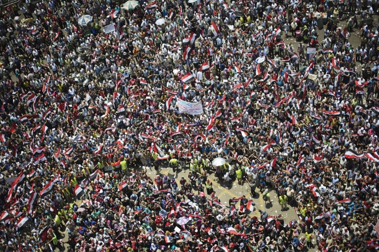 صور المتظاهرون امام قصر الاتحاديه مقر الحكم في مصر 000-Nic6229023-jpg_154343
