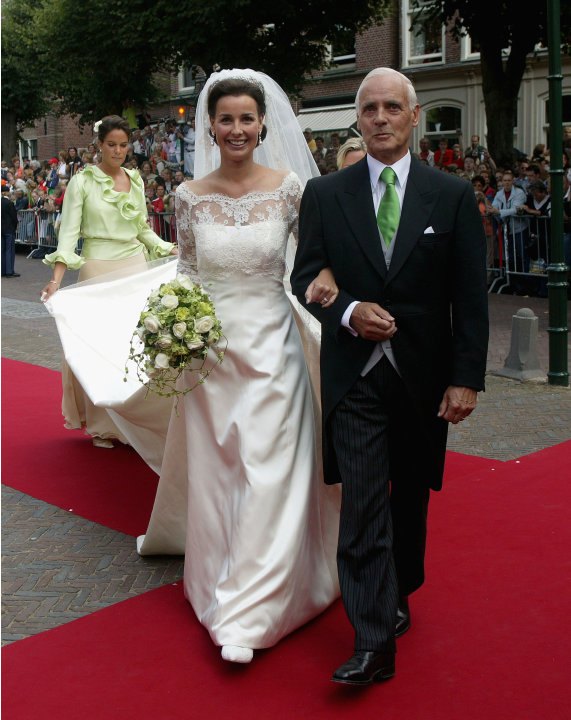 Anita van Eijk didampingi ayahandanya saat akan menikahi Pangeran Pieter dari Belanda.