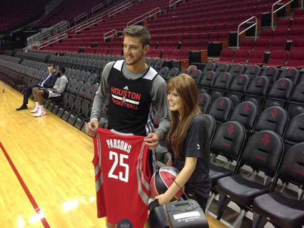  - Chandler-Parsons-poses-for-a-photo-with-Carly-Wright.-Photo-via-@jennydialcreech