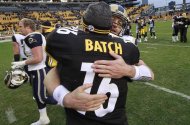 En esta foto del sábado 24 de diciembre del 2011, el quarterback de los Steelers de Pittsburgh, Charlie Batch, abraza a su colega de los Rams de San Luis, Kellen Clemens, tras el partido. Batch se dijo el miércoles 28 listo para jugar de nuevo si el titular Ben Roethlisberger no está listo para el próximo domingo (AP Foto/Gene J. Puskar)