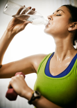 La mejor bebida para rehidratar es el agua, no cabe duda de ello, así que no es necesario recurrir a bebidas rehidratantes al menos que dediques más de dos horas de ejercicio al día. El agua no sólo hidrata sino que tomar agua durante el ejercicio favorece al rendimiento de éste.