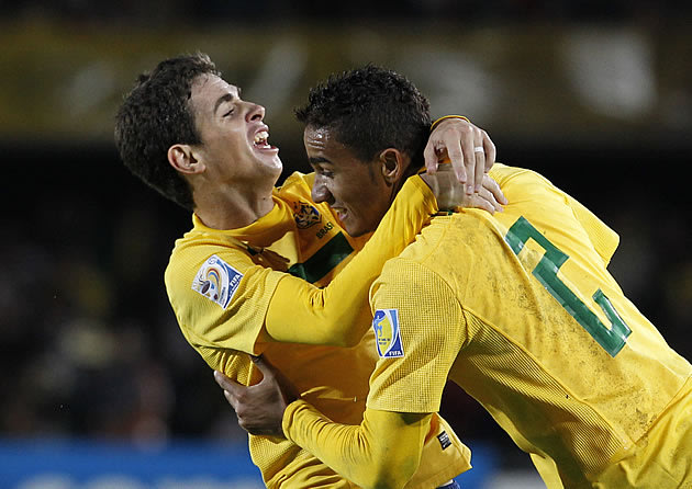 Oscar (e) e Danilo (d) comemoram gol do Brasil na decisão do Mundial Sub-20 contra Portugal (Foto: AP)
