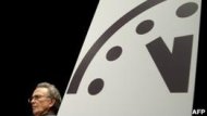 "ساعة يوم القيامة" تتقدم دقيقة بسبب الخطر النووي 120111114110_doomsday_clock__304x171_afp