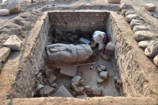 Un arqueólogo del Instituto Nacional de Antropología e Historia realiza el estudio de un nuevo monolito con la figura de un jugador de pelota de entre el año 900 al 1100 d.C. hallado en Zacatecas (Norte de México) EFE