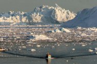 Foto de 28 de agosto de 2008 mostra barco atravessando geleiras derretidas na Groenlândia