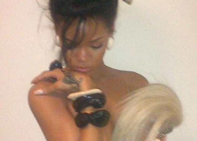 rihanna-topless-twitter