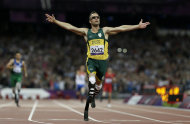 Fotografía de archivo del 8 de septiembre de 2012 que muestra al atleta sudafricano Oscar Pistorius ganando la medalla de oro en la prueba de 400 metros categoría T44 en los Juegos Paralímpicos de Londres. (Foto AP/Kirsty Wigglesworth, archivo)