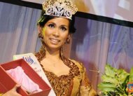 Dian Inggrawati ketika menerima penghargaan dalam kontes Miss Deaf 2011 di Praha, Ceko.