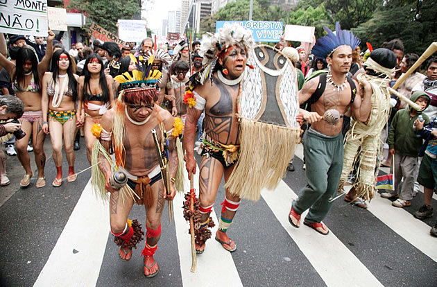 Índios de diversas etnias do Parque do Xingu participaram do ato na Av. Paulista.