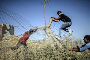 Turkish and Syrian Kurds try to tear down the border …