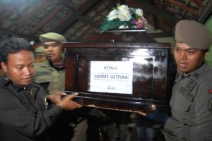 Indonesian security guards and a relative carry a coffin&nbsp;&hellip;