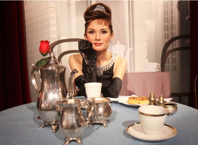 Η Audrey Hepburn σε αναπαράσταση από την ταινία «Breakfast at Tiffany's».