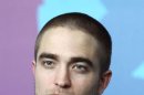 Robert Pattinson Harus Pakai Wig