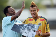 Pelé brinca com Neymar em treino do Santos e diz que o cabelo da Joia é uma cópia de seu corte no início de carreira