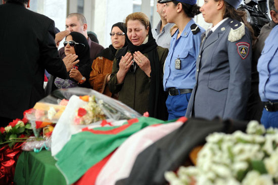 الجزائريون يلقون النظرة الأخيرة على جثمان وردة قبل دفنه 3-jpg_074746