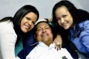 Il presidente venezuelano Hugo Chavez con le sue figlie in un ospedale cubano