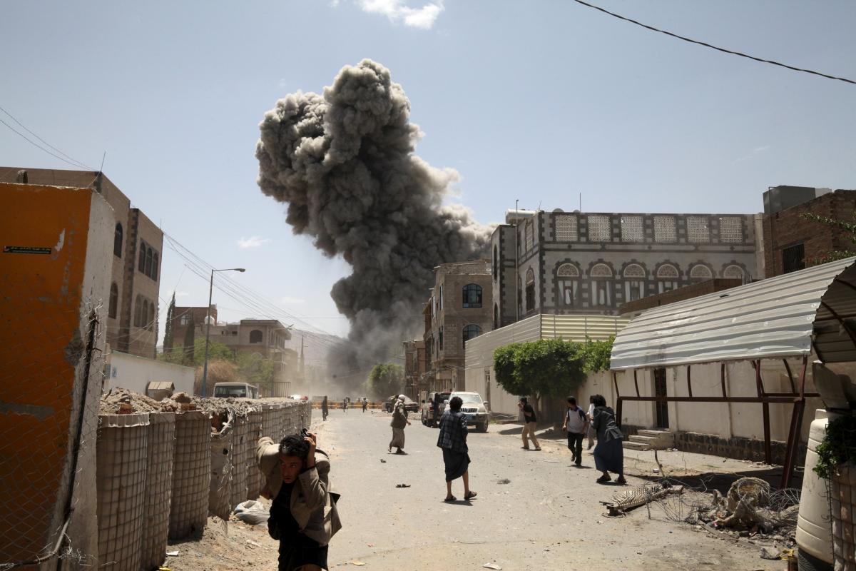 People flee as smoke billows after air strikes hit the house of Yemen&#39;s former President Ali Abdullah Saleh in Sanaa