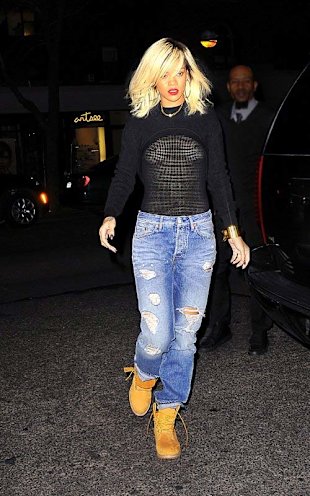 Rihanna ăn vận như gái bán bar